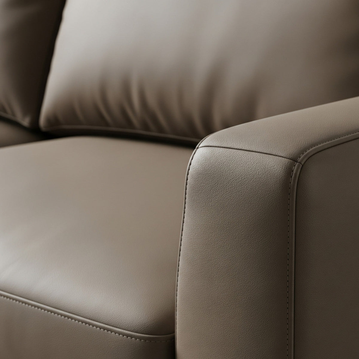 dettaglio poltroncina in Vera Pelle art. Elegance col. Tortora