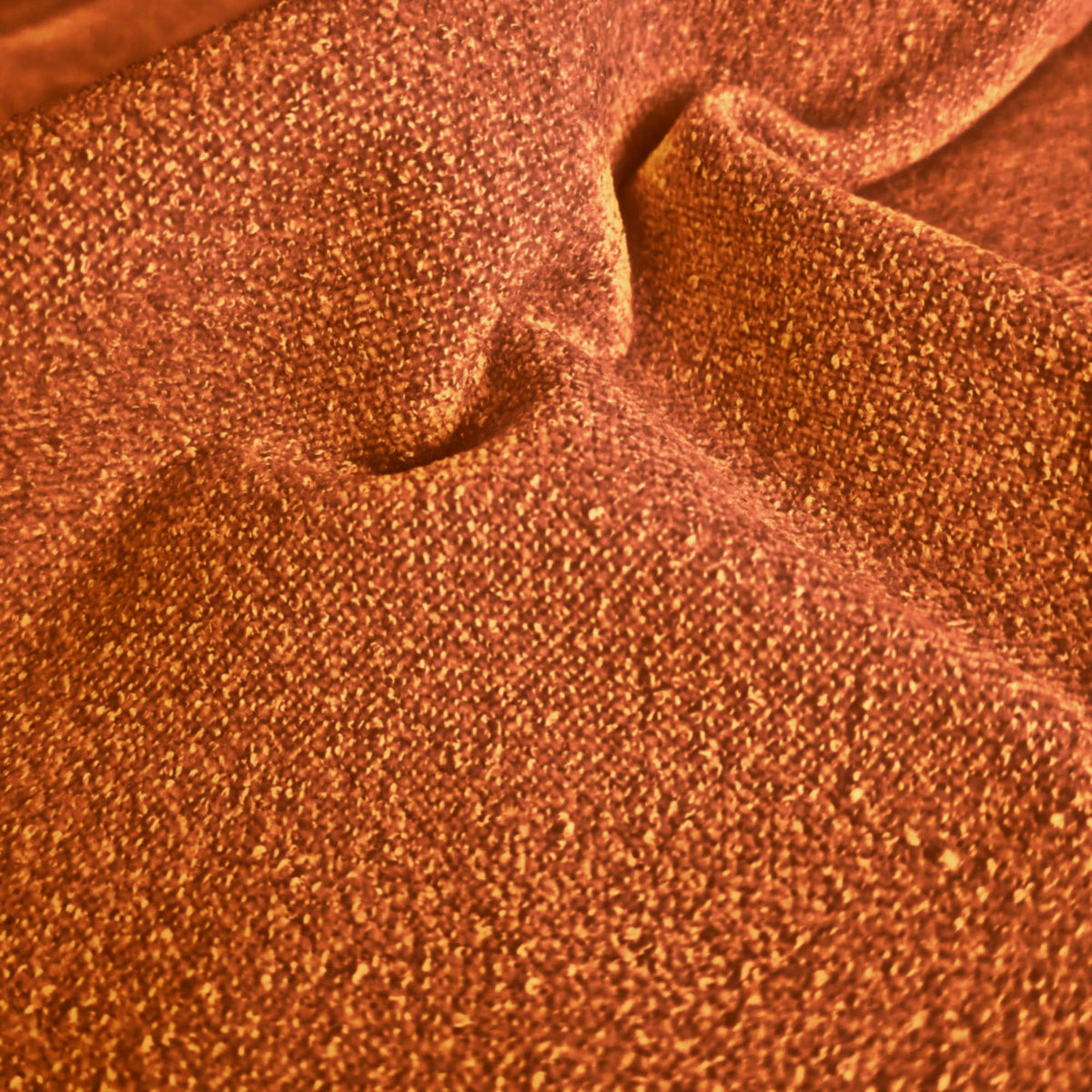 Tessuto Amy Caramel am12 drappeggiato – micro bouclé vellutato, colore arancione