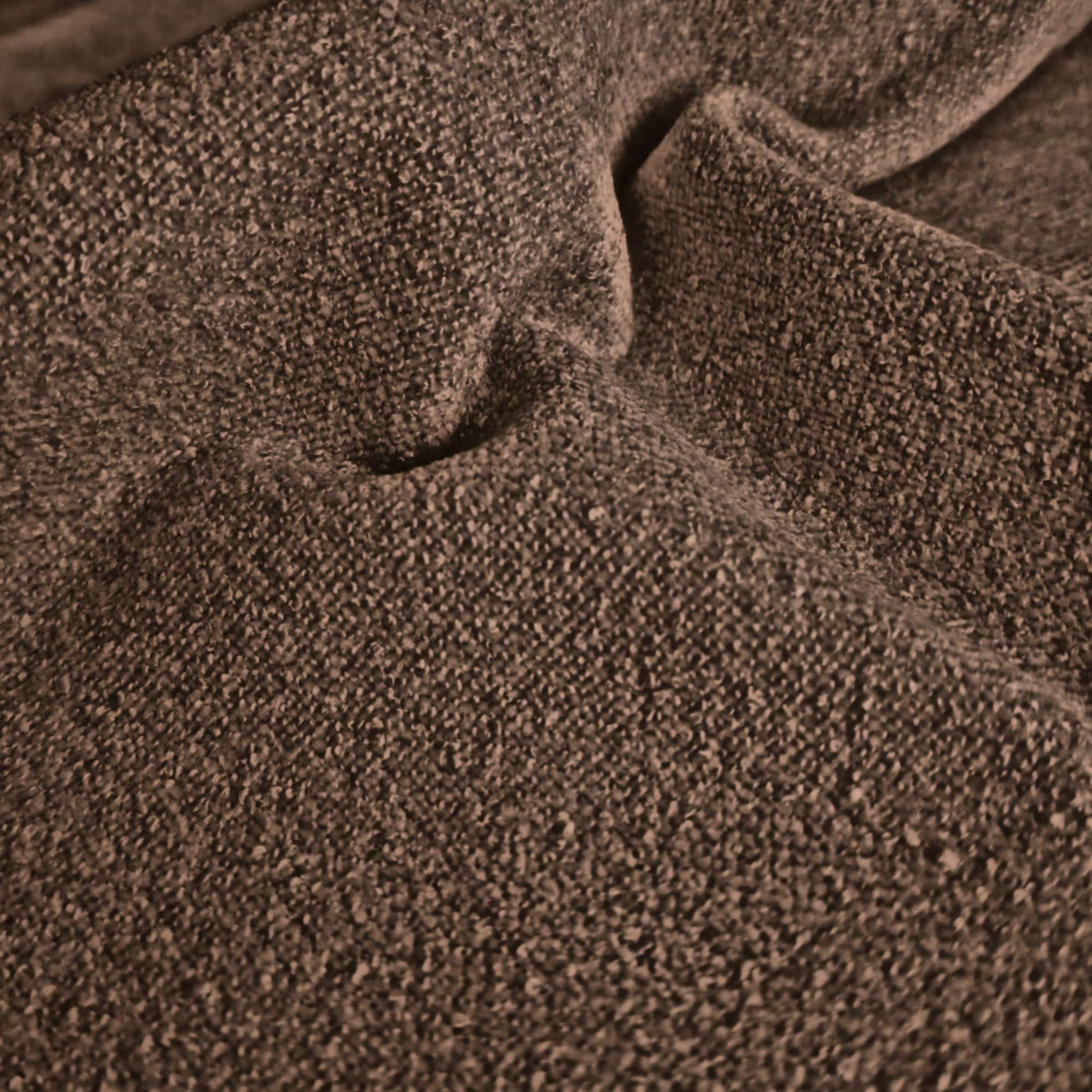 Tessuto Amy Chocolate am260 drappeggiato – micro bouclé vellutato, colore marrone