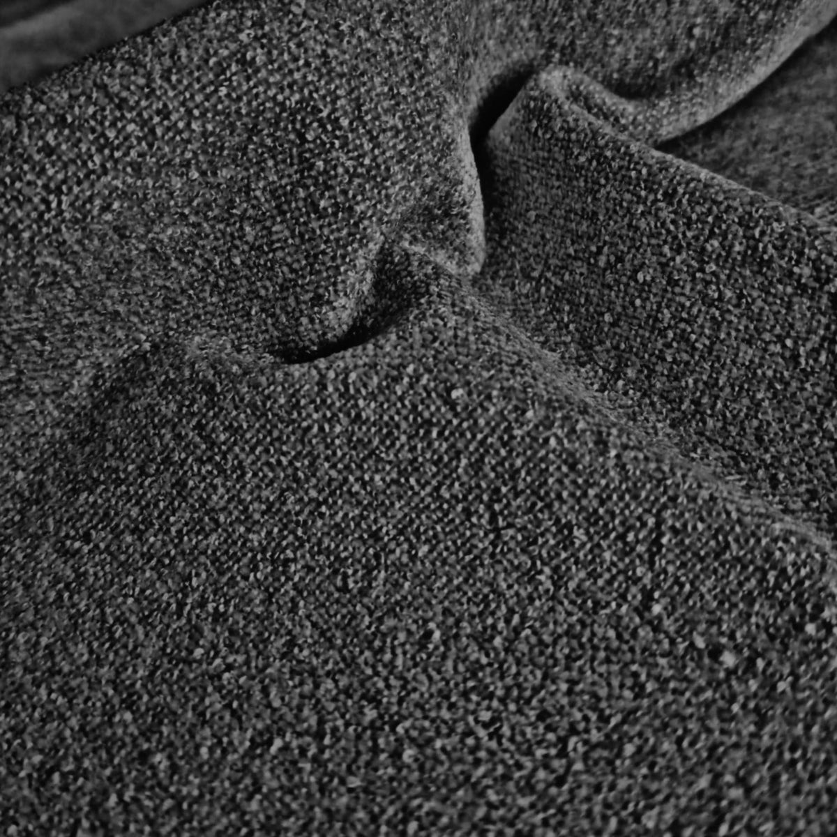 Tessuto Amy Anthracite am46 drappeggiato – micro bouclé vellutato, colore grigio scuro