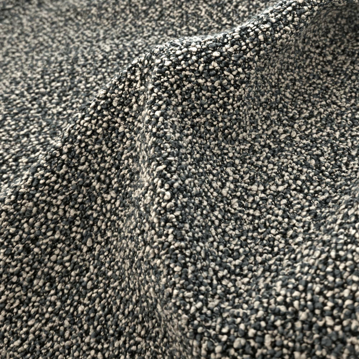 Tessuto Brigitte Dark Grey BR484 drappeggiato – bouclé con filati bicolore