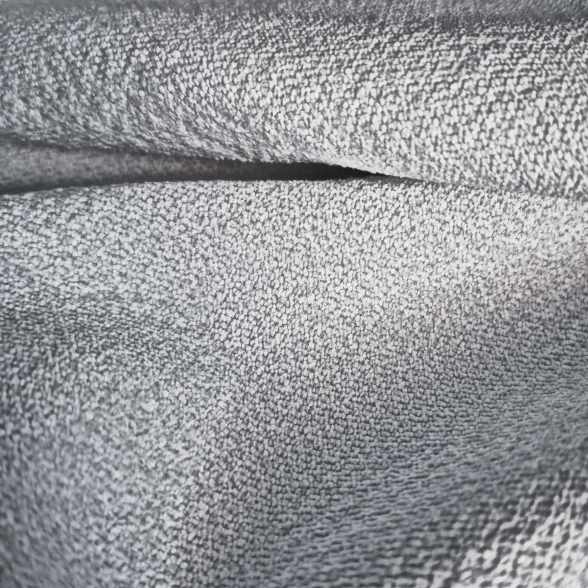 Tessuto Campbell Grey ca45 drappeggiato – tessuto vellutato dalla texture compatta, colore grigio