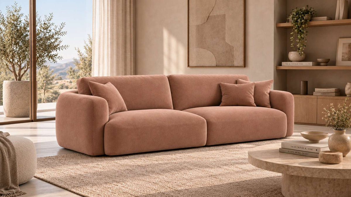 Ambientazione con divano in tessuto Mohair e arredi naturali