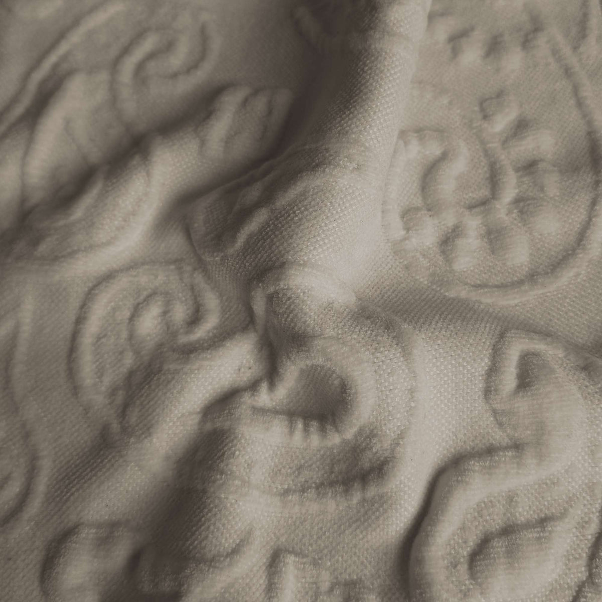 Tessuto Paisley Taupe PA03 drappeggiato – tessuto bielastico con motivo paisley in rilievo