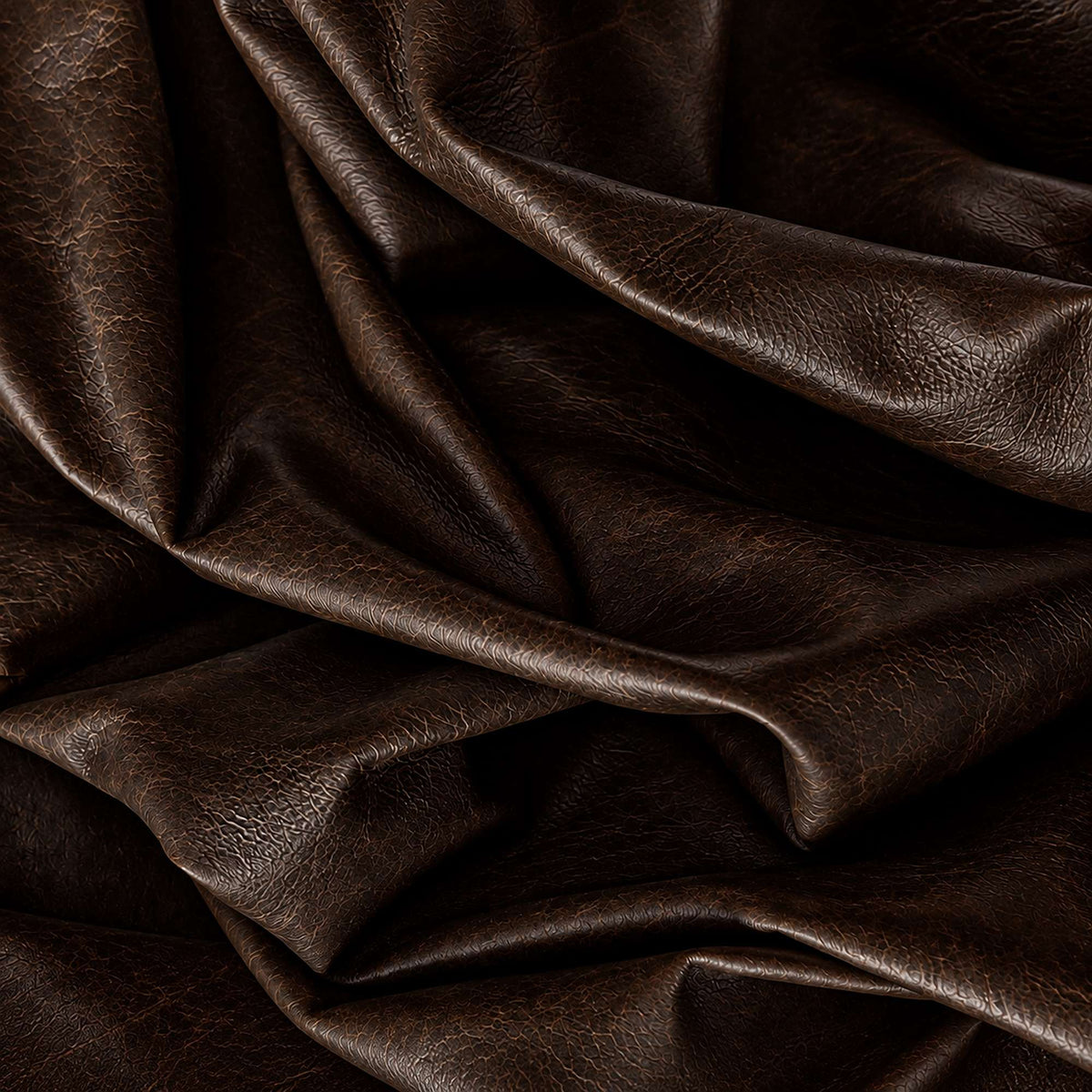 Pelle Etrusco Antique Brown 8002 – vera pelle cerata dall'aspetto vintage e lucido in drappeggio