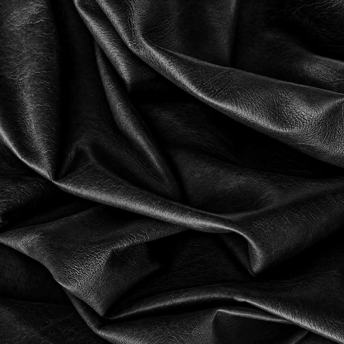 Pelle Etrusco Nero 8005 – vera pelle cerata dall'aspetto vintage e lucido in drappeggio