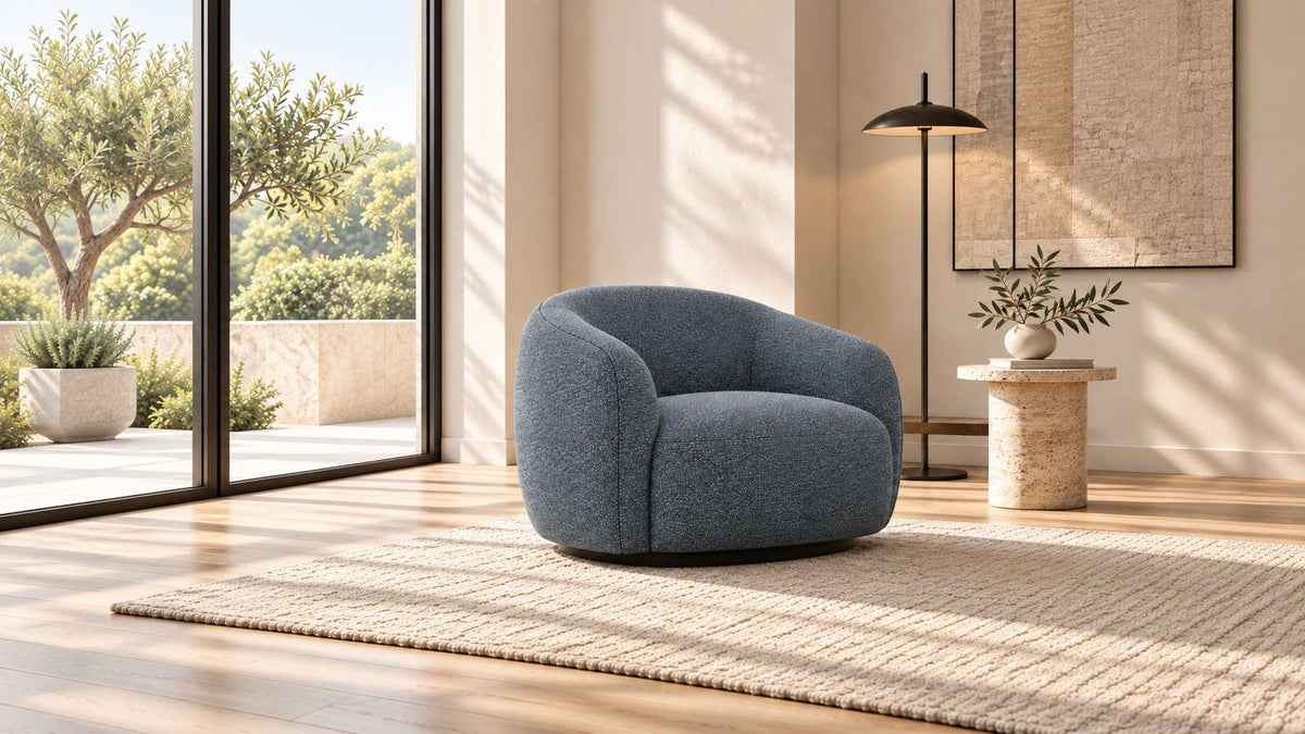 Ambiente con poltrona rivestita in tessuto Alpaca