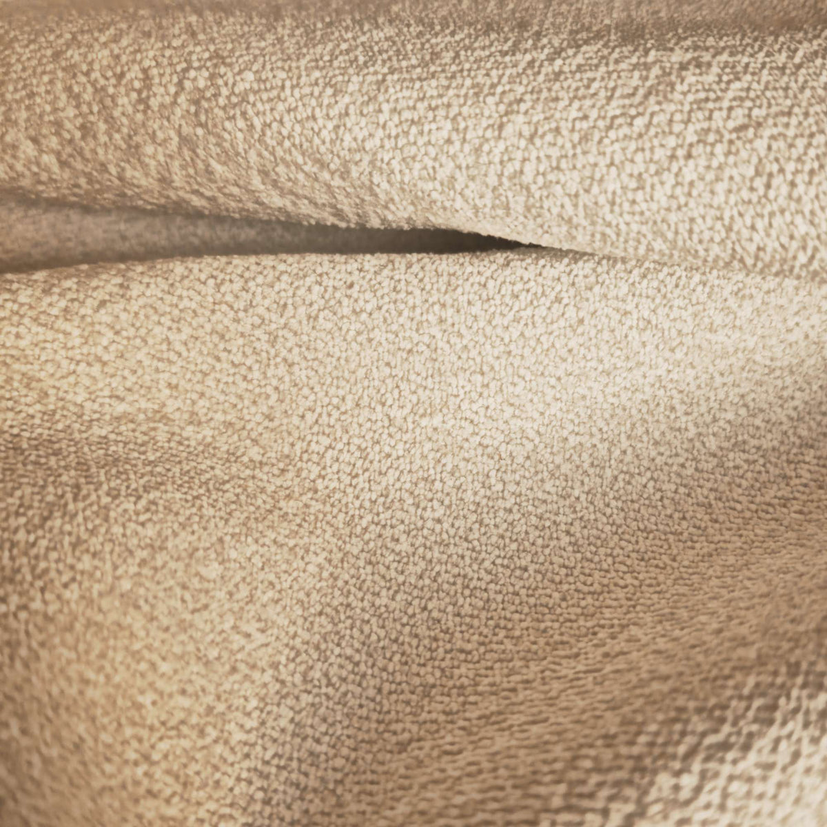Tessuto Campbell Sand ca04 drappeggiato – tessuto vellutato dalla texture compatta, colore beige sabbia