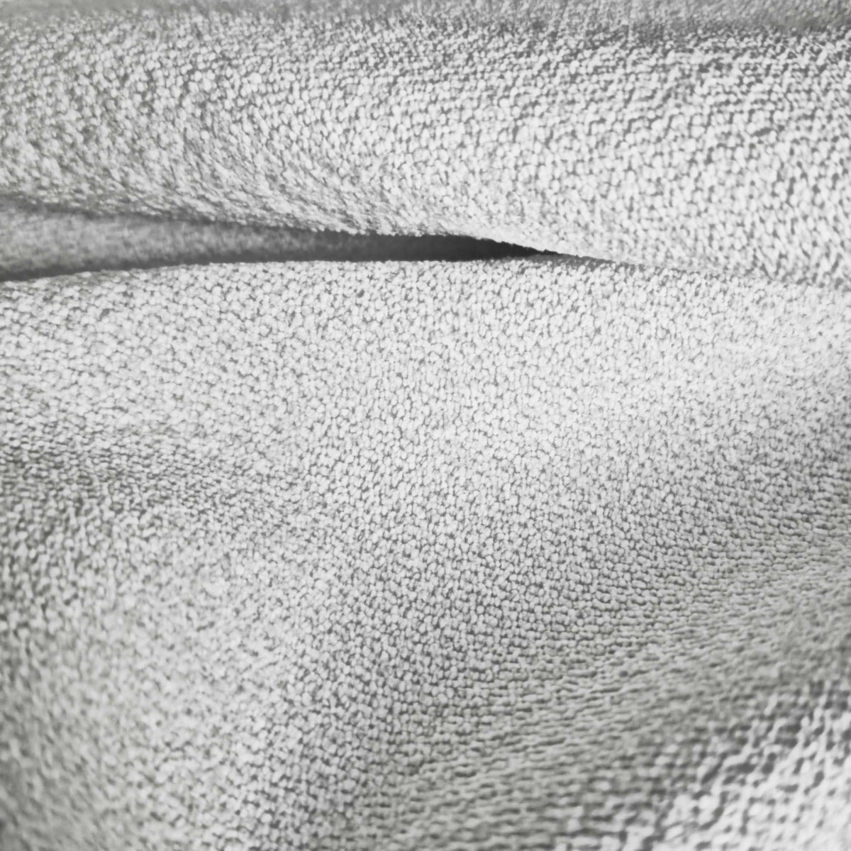 Tessuto Campbell Light Grey ca120 drappeggiato – tessuto vellutato dalla texture compatta, colore grigio chiaro