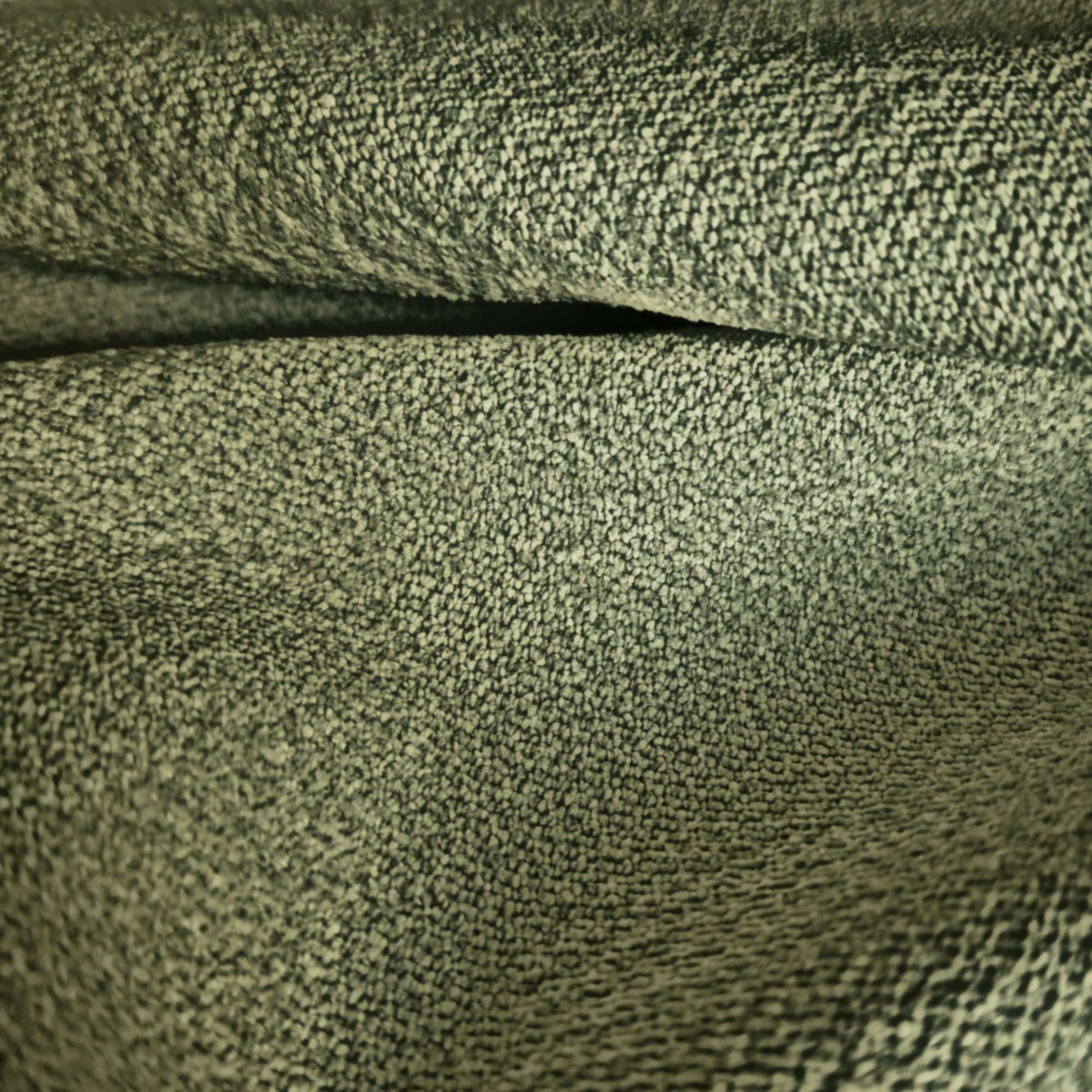 Tessuto Campbell Olive ca751 drappeggiato – tessuto vellutato dalla texture compatta, colore verde oliva