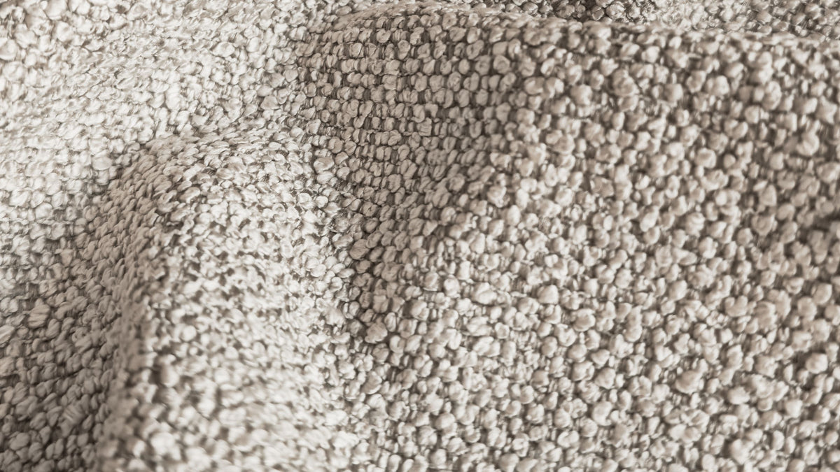 Tessuto Cloe Nature drappeggiato, prima della lavorazione – bouclé dai riccioli fitti e regolari