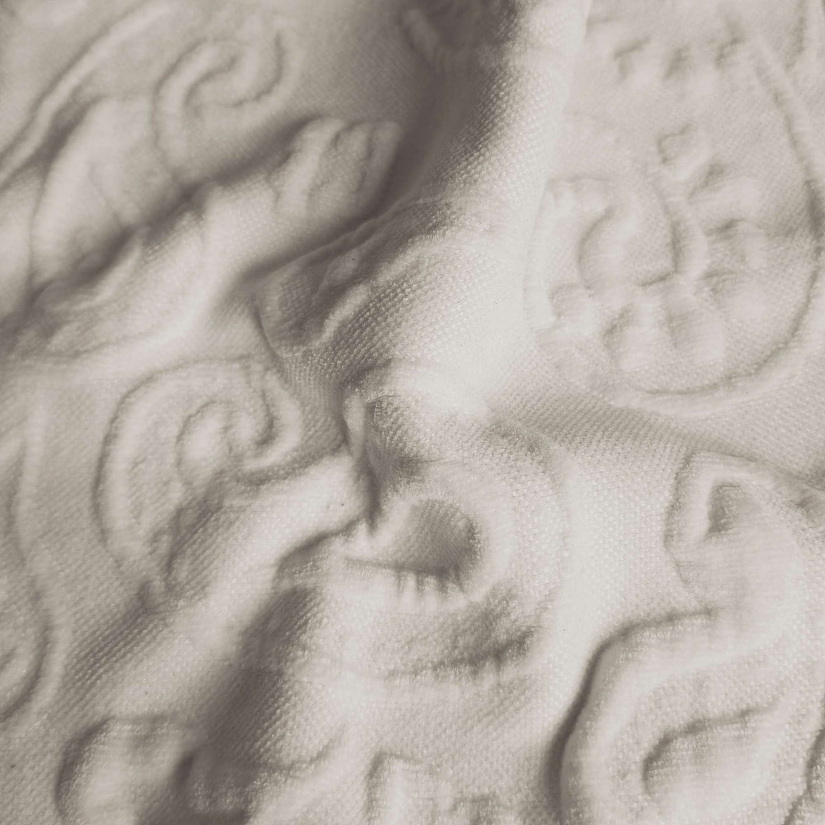 Tessuto Paisley Linen PA02 drappeggiato – tessuto bielastico con motivo paisley in rilievo