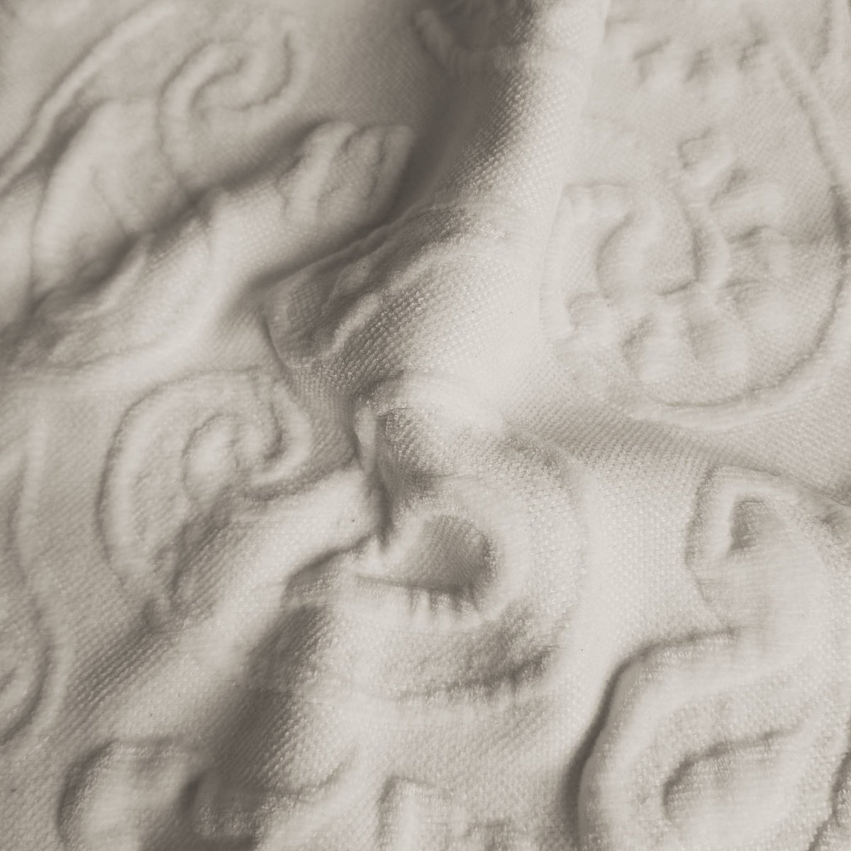 Tessuto Paisley Linen drappeggiato – motivo paisley in rilievo su tessuto bielastico