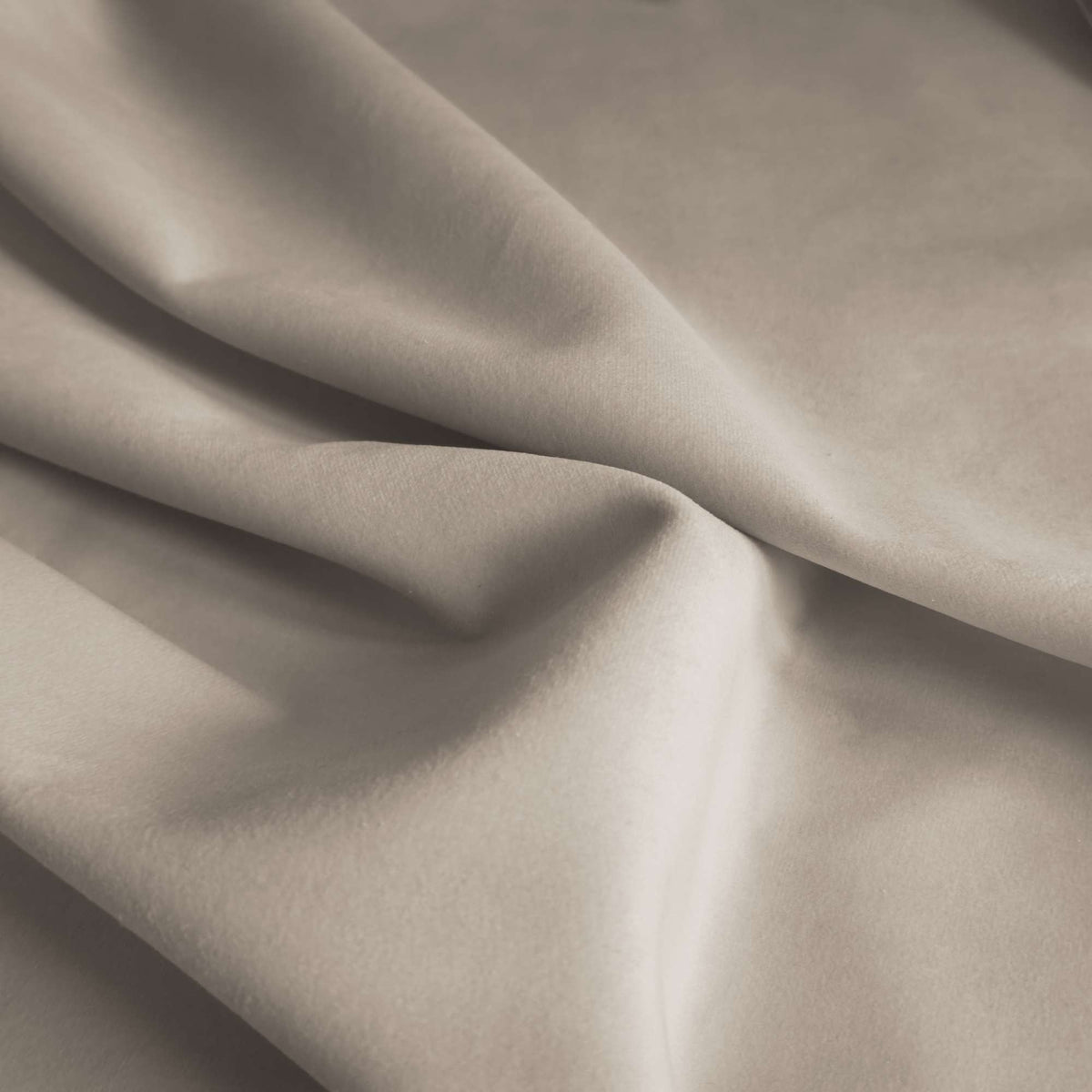 Tessuto Vogue Sand 005 drappeggiato – velluto idrorepellente effetto cangiante, colore beige
