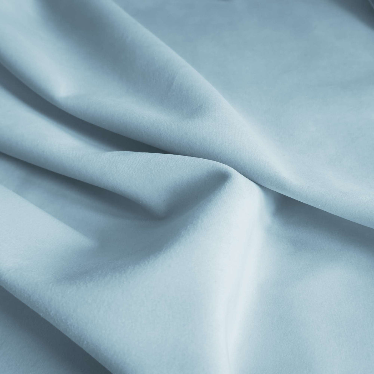Tessuto Vogue Baby Blue 018 drappeggiato – velluto idrorepellente effetto cangiante, colore azzurro